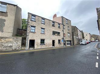 TO LET: 134 Lowergate, Clitheroe